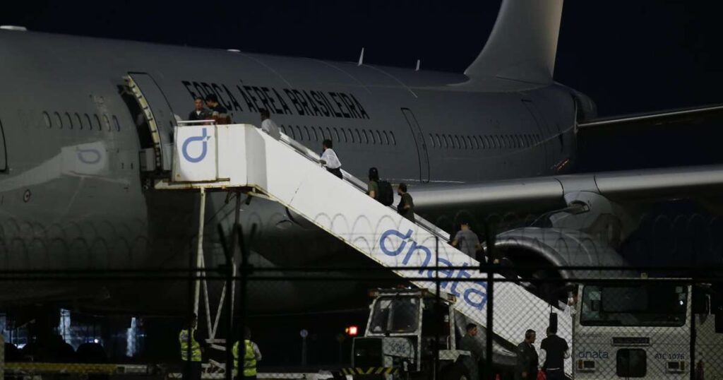 Após parada em Fortaleza brasileiros deportados dos Estados Unidos