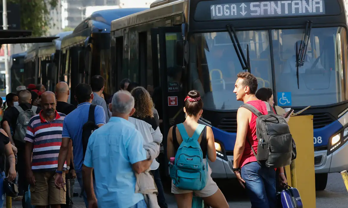 Motoristas de Ônibus de São Paulo Aprovam Greve para Sexta-Feira